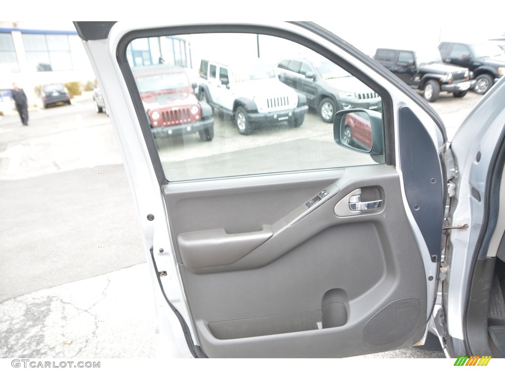 2005 Frontier SE King Cab 4x4 - Radiant Silver Metallic / Nismo Charcoal photo #22