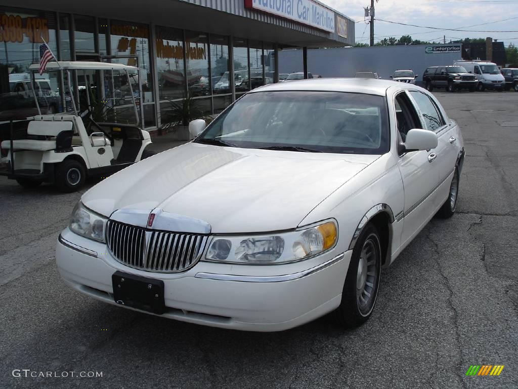 2001 Town Car Executive - Vibrant White / Light Graphite photo #2