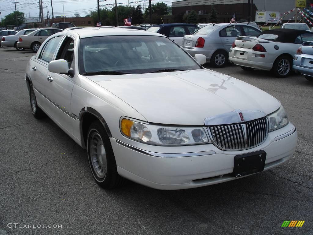 2001 Town Car Executive - Vibrant White / Light Graphite photo #3