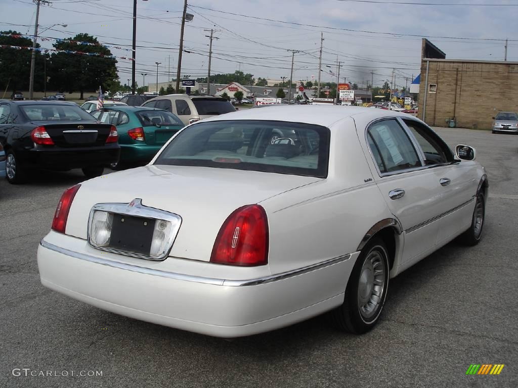 2001 Town Car Executive - Vibrant White / Light Graphite photo #5