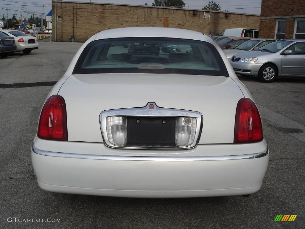 2001 Town Car Executive - Vibrant White / Light Graphite photo #6