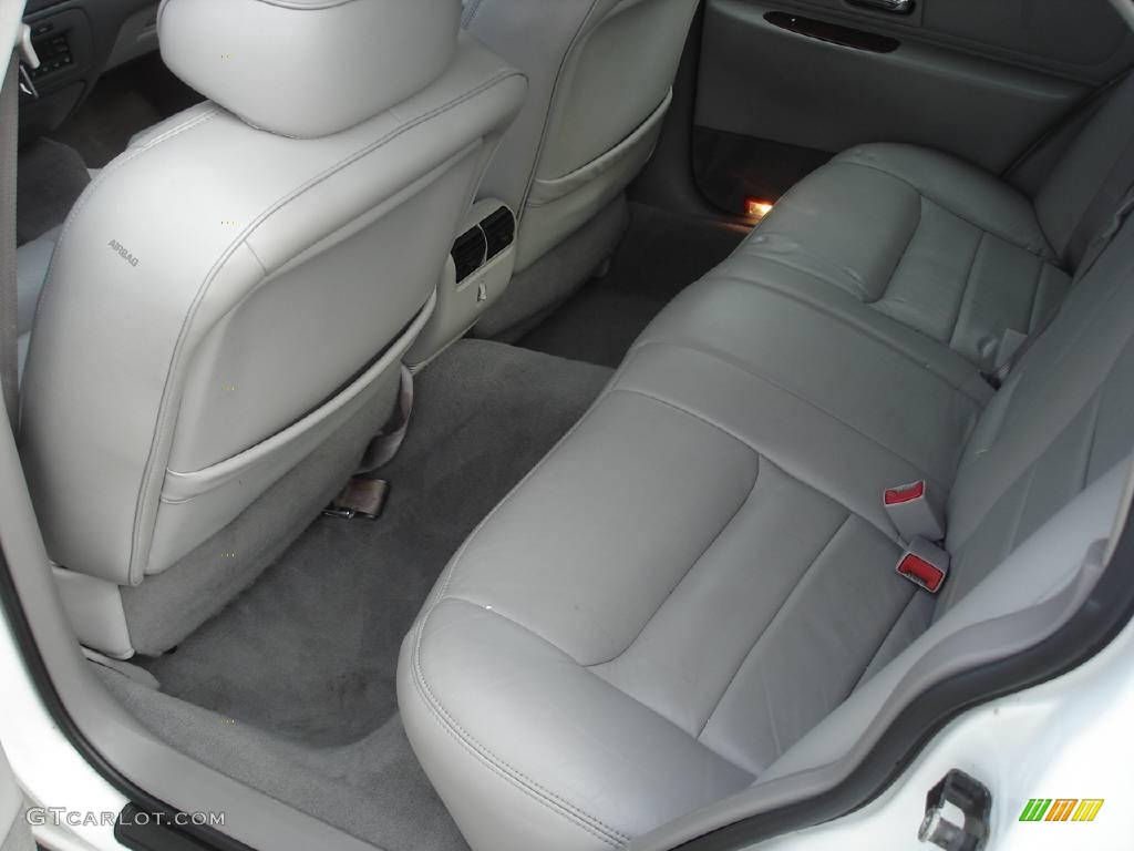 2001 Town Car Executive - Vibrant White / Light Graphite photo #9