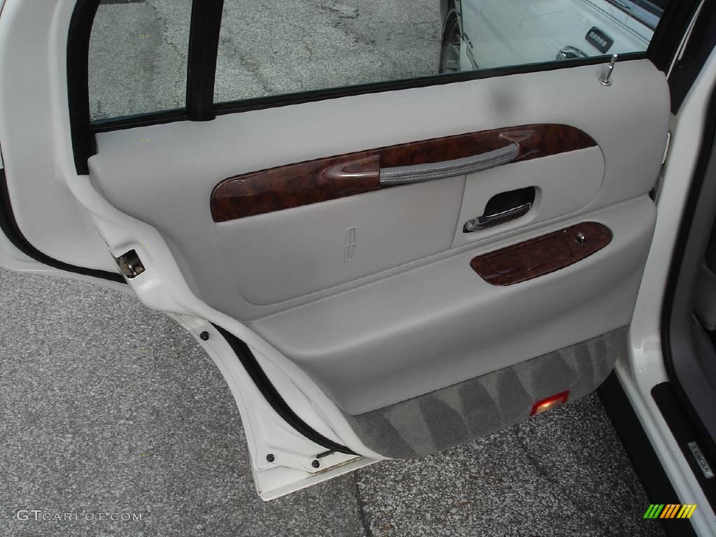 2001 Town Car Executive - Vibrant White / Light Graphite photo #10