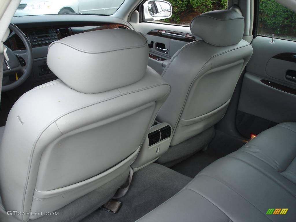 2001 Town Car Executive - Vibrant White / Light Graphite photo #11