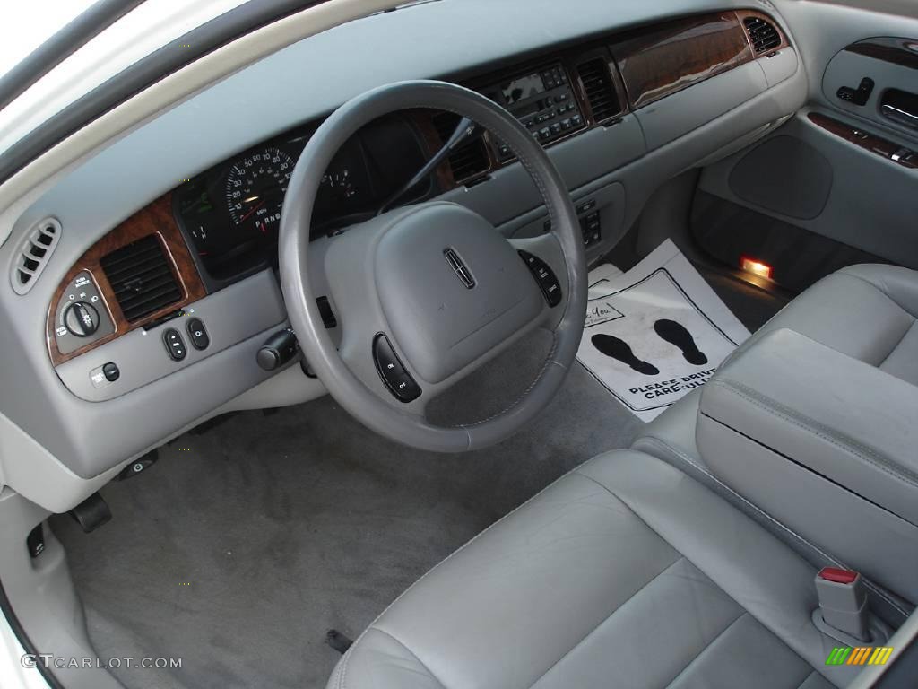2001 Town Car Executive - Vibrant White / Light Graphite photo #12