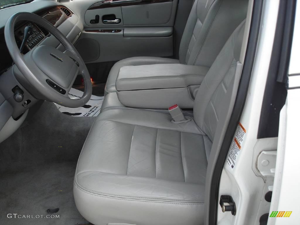 2001 Town Car Executive - Vibrant White / Light Graphite photo #15