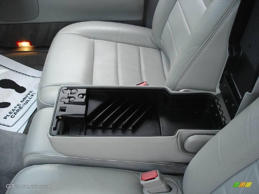 2001 Town Car Executive - Vibrant White / Light Graphite photo #25