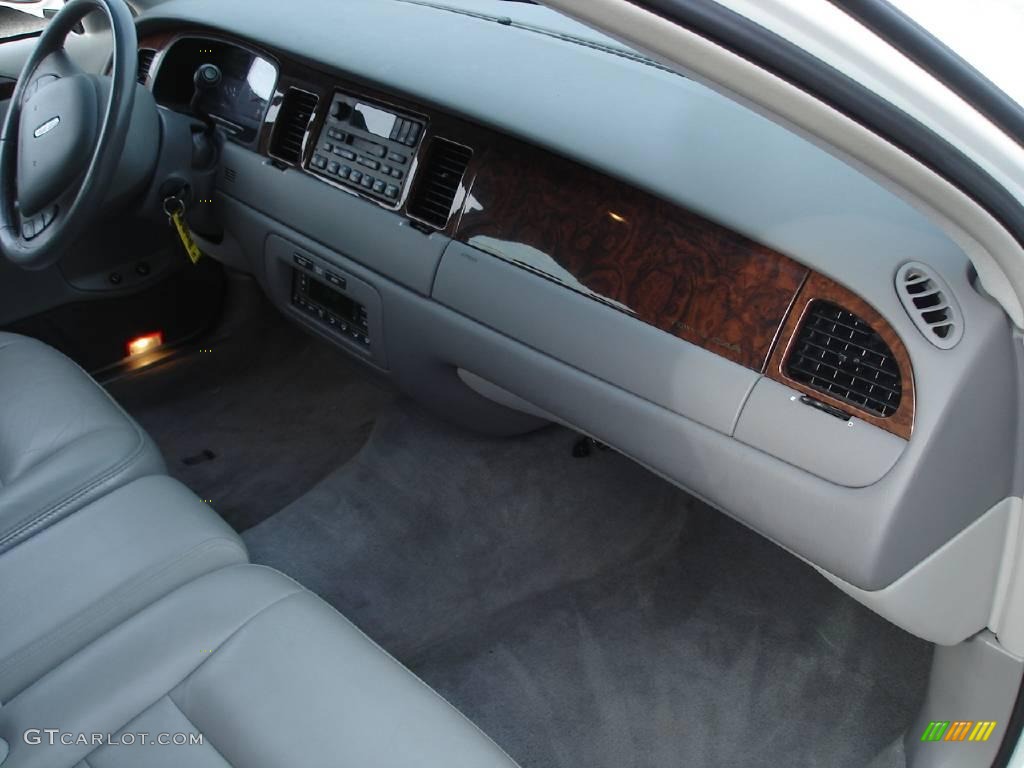 2001 Town Car Executive - Vibrant White / Light Graphite photo #26