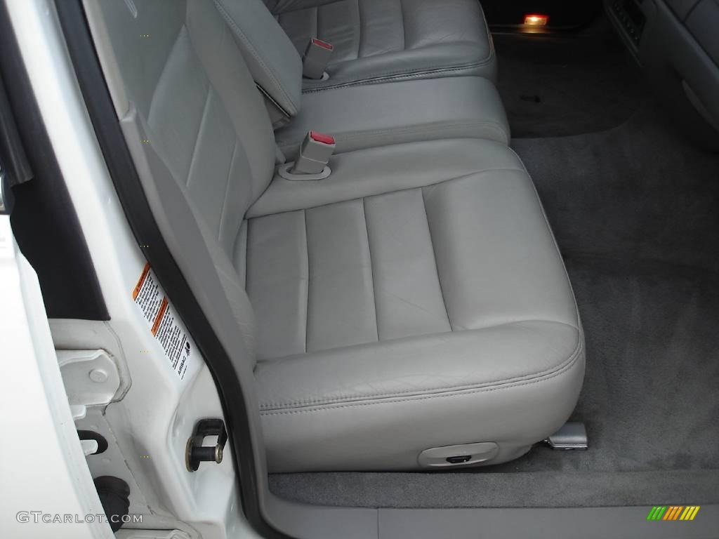 2001 Town Car Executive - Vibrant White / Light Graphite photo #27