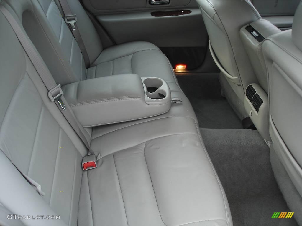 2001 Town Car Executive - Vibrant White / Light Graphite photo #31