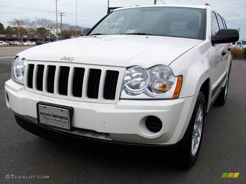 2005 Grand Cherokee Laredo 4x4 - Stone White / Medium Slate Gray photo #1