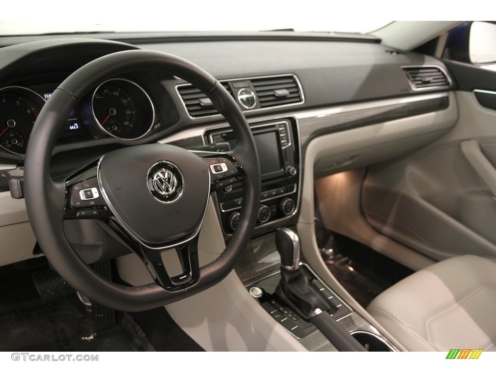 2017 Volkswagen Passat SE Sedan Moonrock Gray Dashboard Photo #118438237