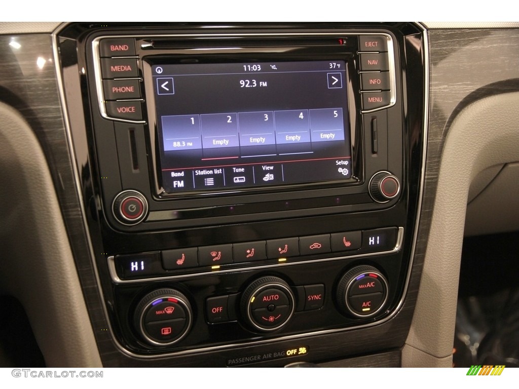 2017 Volkswagen Passat SE Sedan Controls Photo #118438288