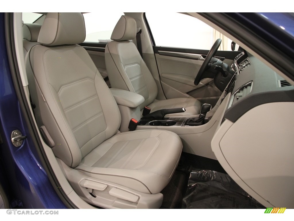 Moonrock Gray Interior 2017 Volkswagen Passat SE Sedan Photo #118438411