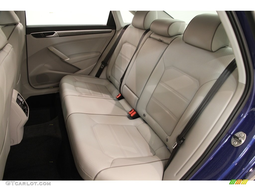 2017 Volkswagen Passat SE Sedan Rear Seat Photo #118438456