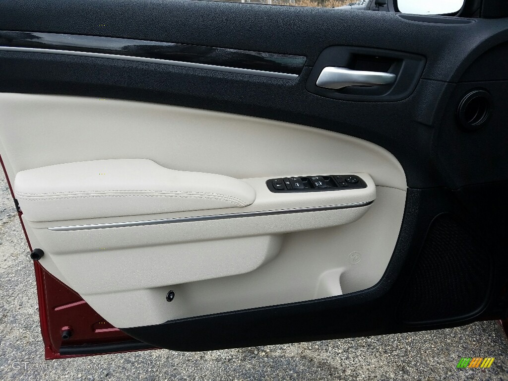 2017 Chrysler 300 Limited Door Panel Photos