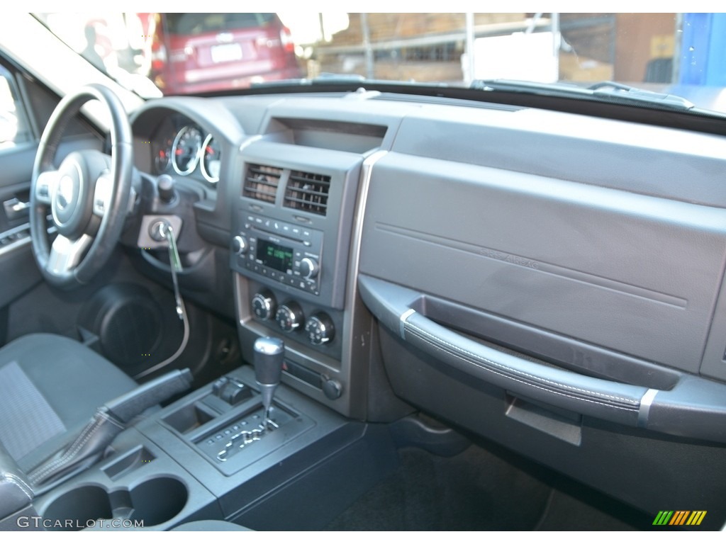 2011 Liberty Renegade 4x4 - Bright White / Dark Slate Gray photo #17