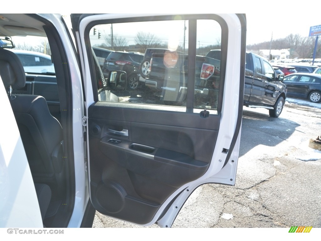 2011 Liberty Renegade 4x4 - Bright White / Dark Slate Gray photo #22
