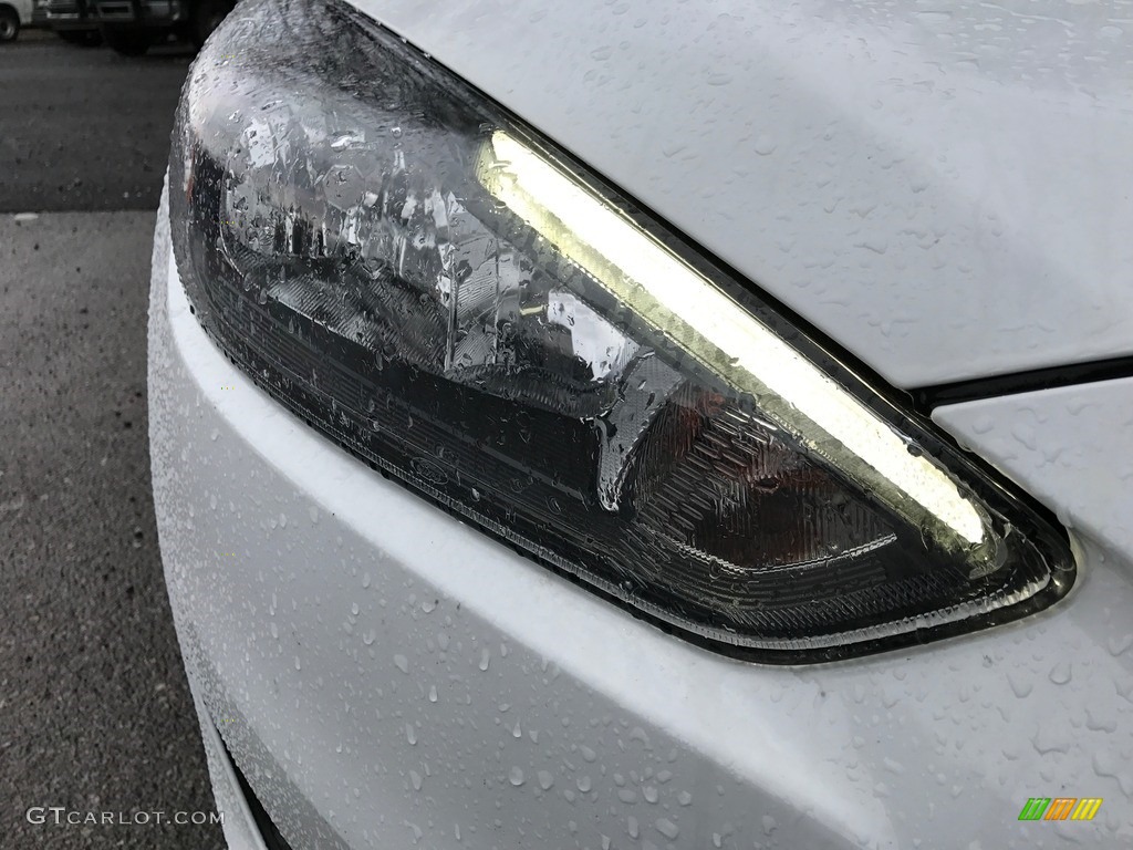 2017 Focus SEL Hatch - Oxford White / Charcoal Black photo #4