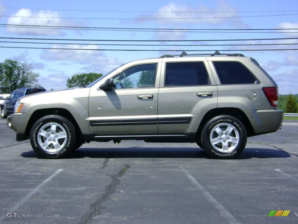 2006 Grand Cherokee Laredo 4x4 - Light Khaki Metallic / Khaki photo #4