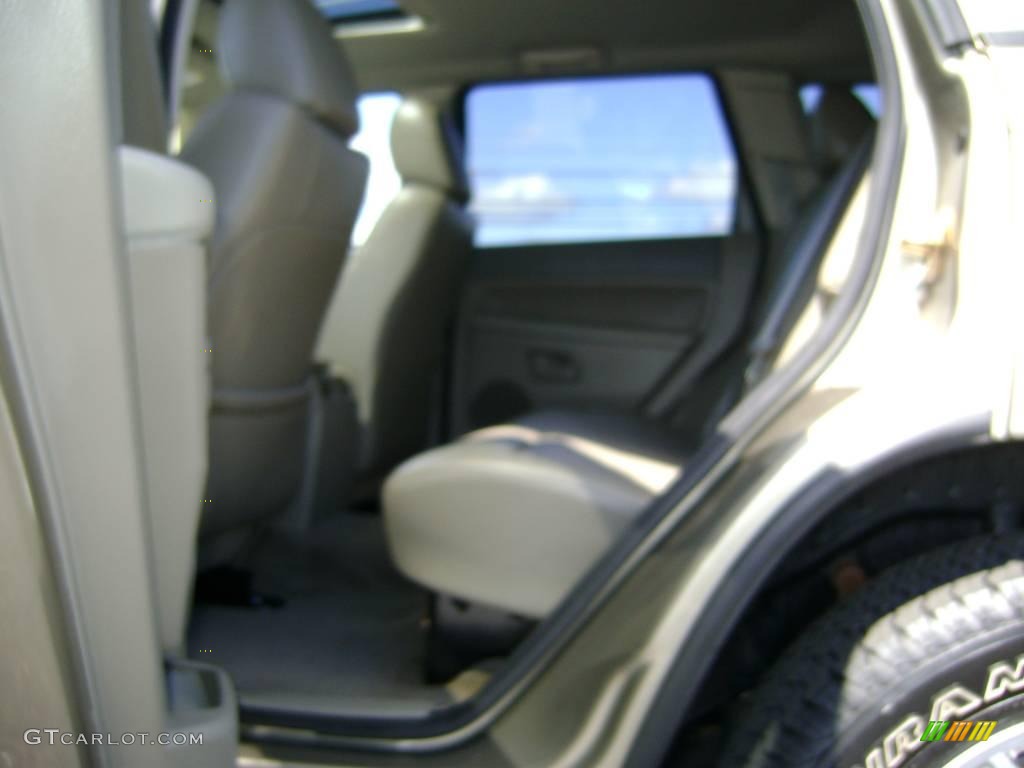2006 Grand Cherokee Laredo 4x4 - Light Khaki Metallic / Khaki photo #12