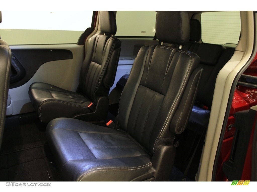2016 Town & Country Touring - Deep Cherry Red Crystal Pearl / Black/Light Graystone photo #25