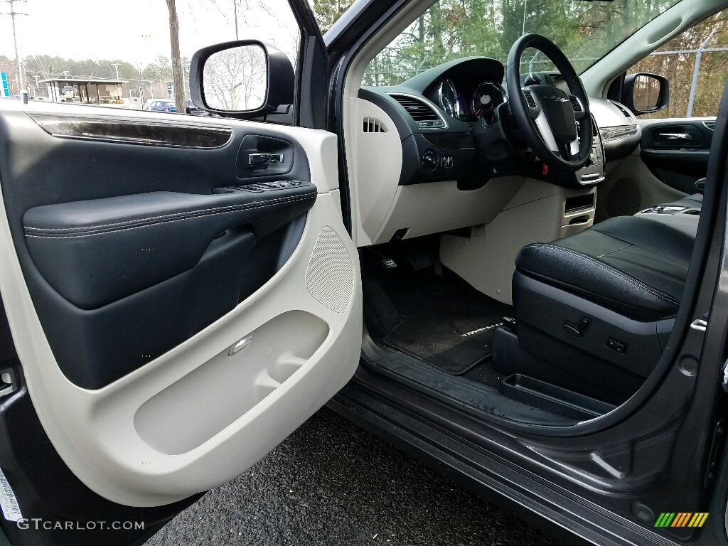 2016 Town & Country Touring - Granite Crystal Metallic / Black/Light Graystone photo #17