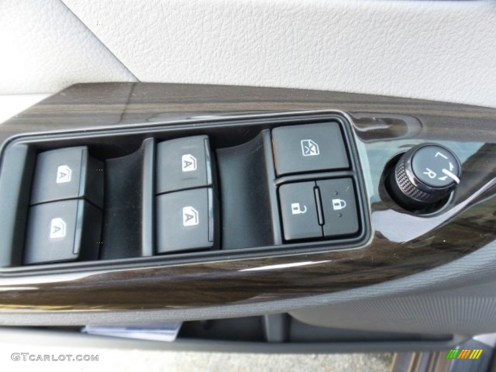2017 Toyota Sienna XLE AWD Controls Photo #118623599