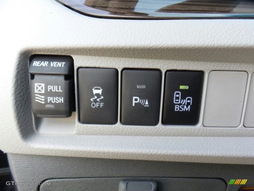 2017 Toyota Sienna XLE AWD Controls Photo #118623641