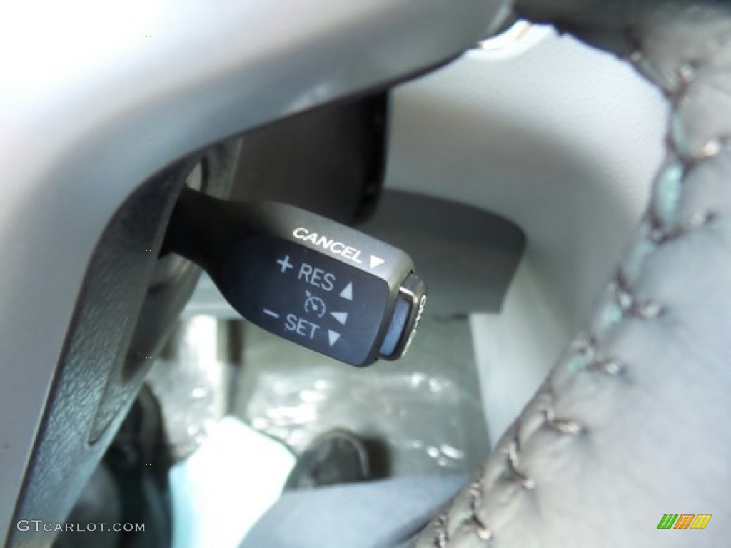 2017 Toyota Sienna XLE AWD Controls Photo #118623883