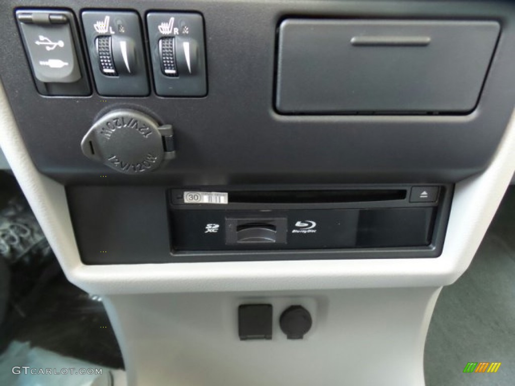 2017 Toyota Sienna XLE AWD Controls Photo #118624061