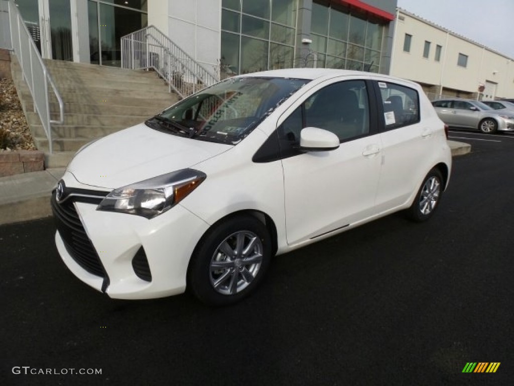 2017 Yaris 5-Door LE - Super White / Black photo #5
