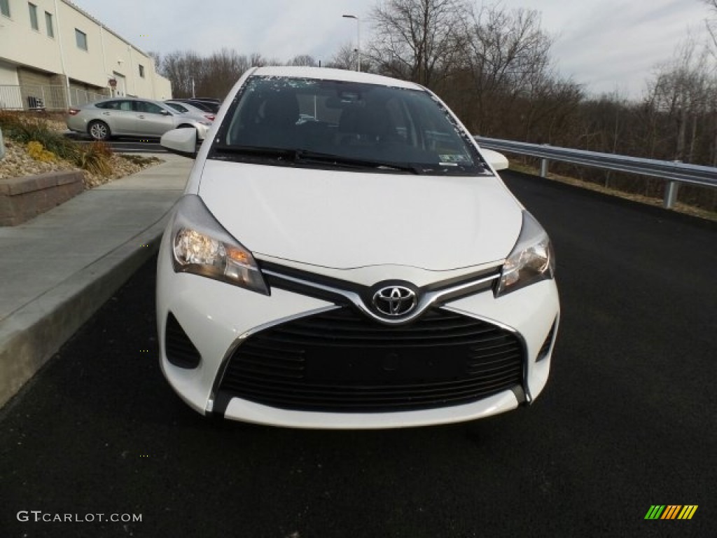 2017 Yaris 5-Door LE - Super White / Black photo #7