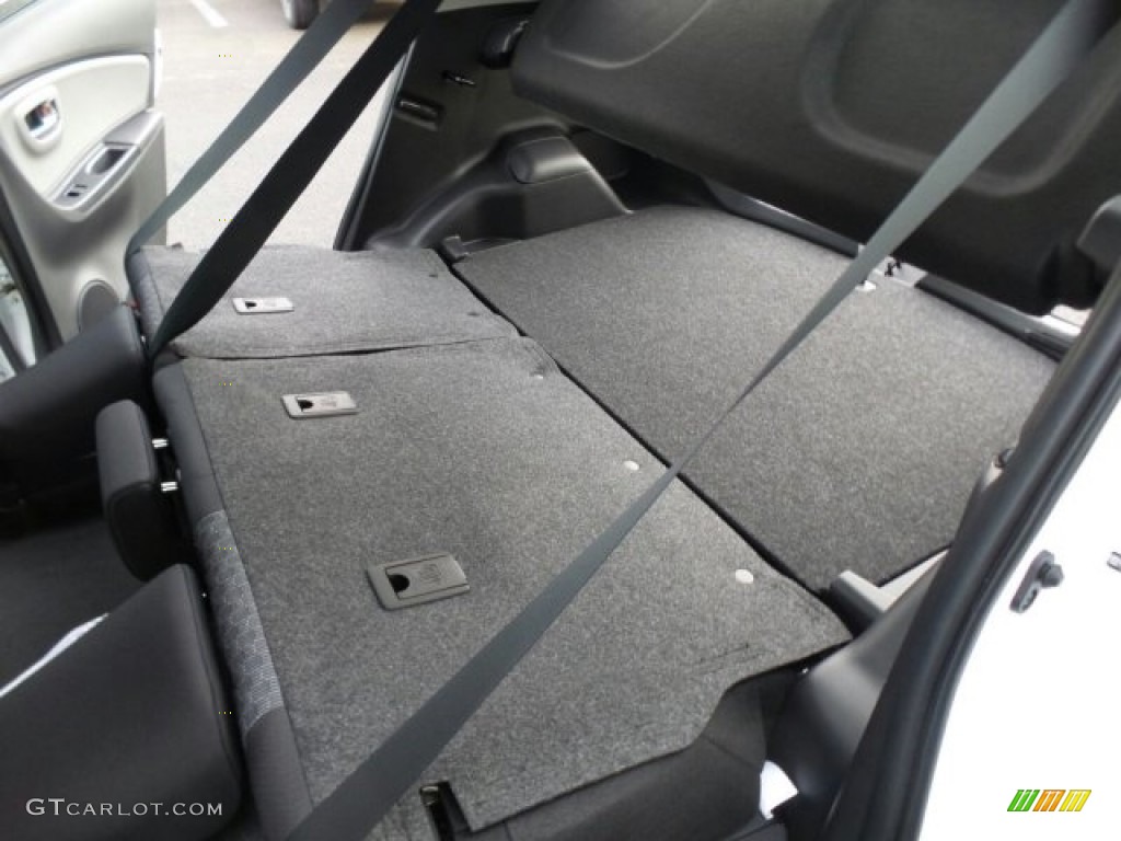 2017 Toyota Yaris 5-Door LE Trunk Photos