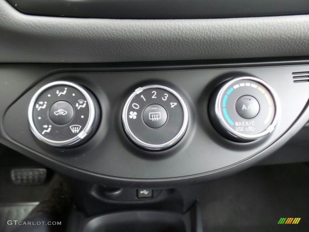 2017 Toyota Yaris 5-Door LE Controls Photos
