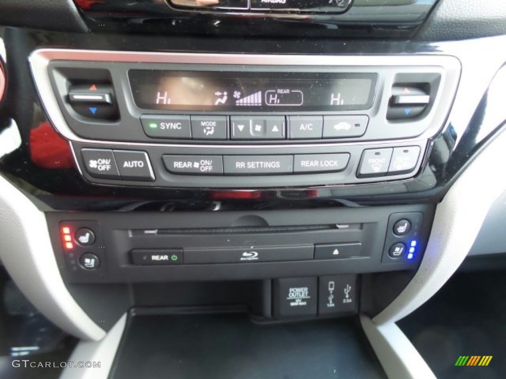 2017 Honda Pilot Elite AWD Controls Photo #118645589