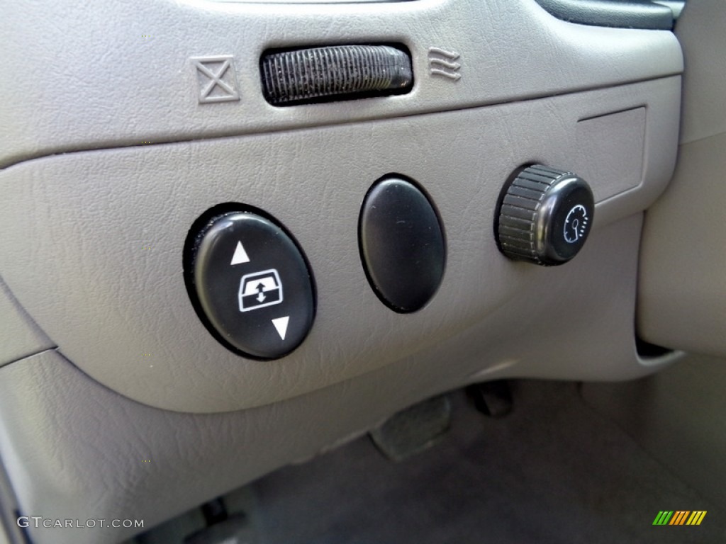 2004 Sequoia SR5 - Natural White / Charcoal photo #42