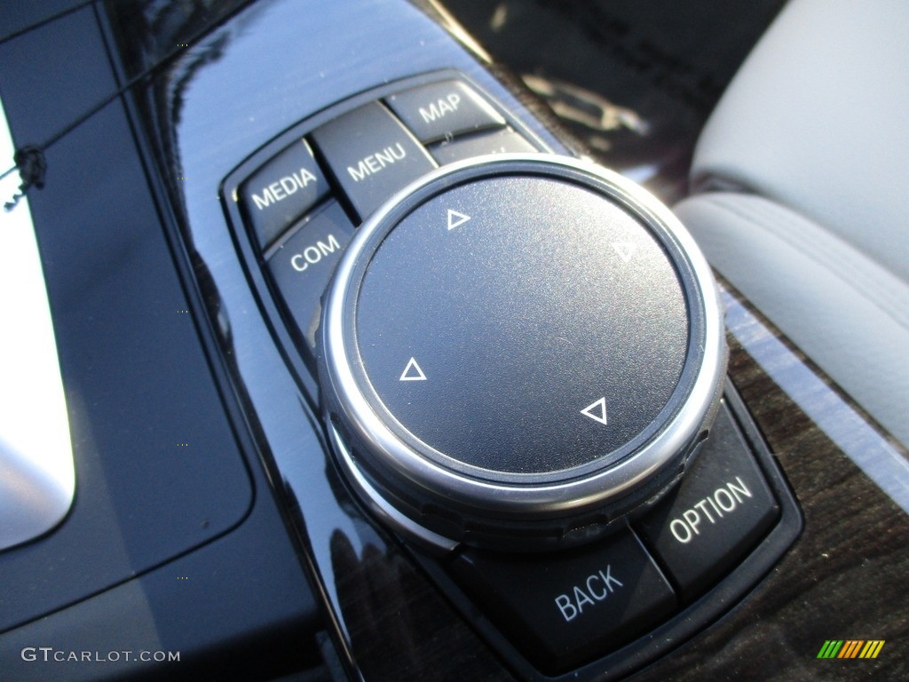 2017 BMW 3 Series 330i xDrive Sedan Controls Photo #118670751