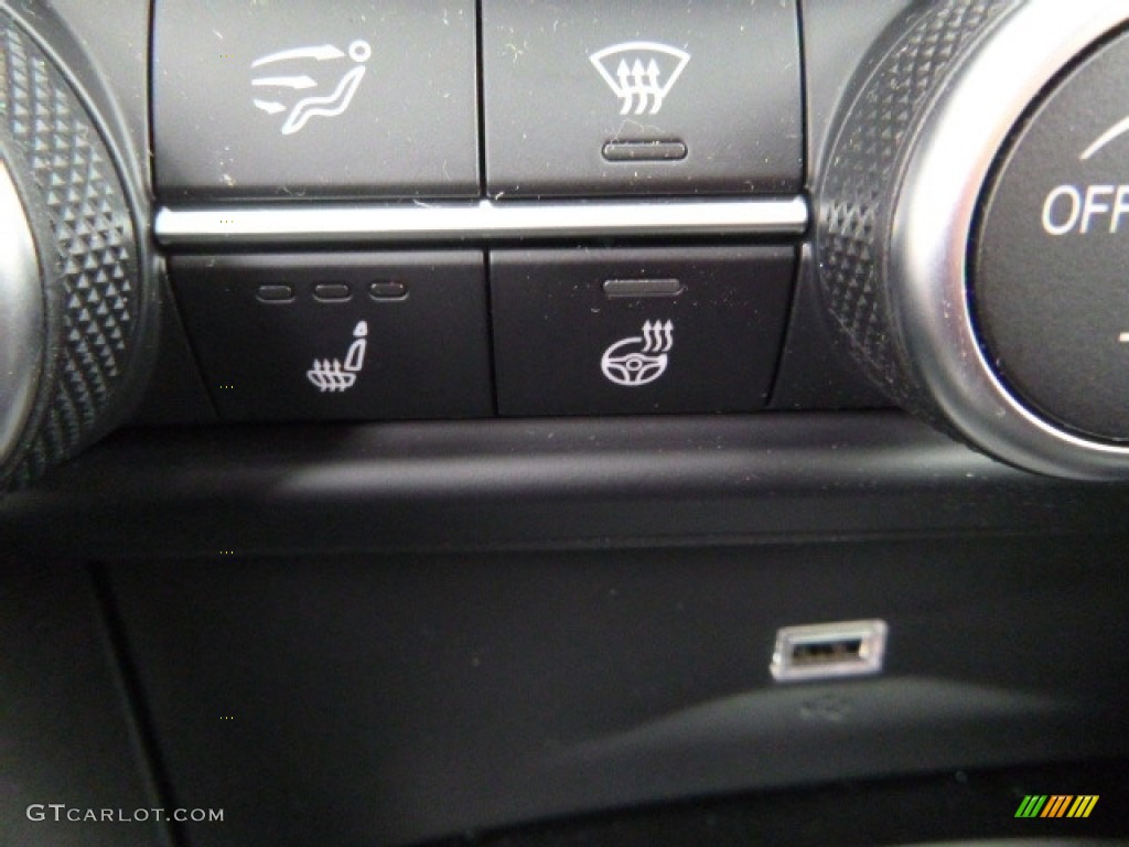 2017 Alfa Romeo Giulia AWD Controls Photo #118671144