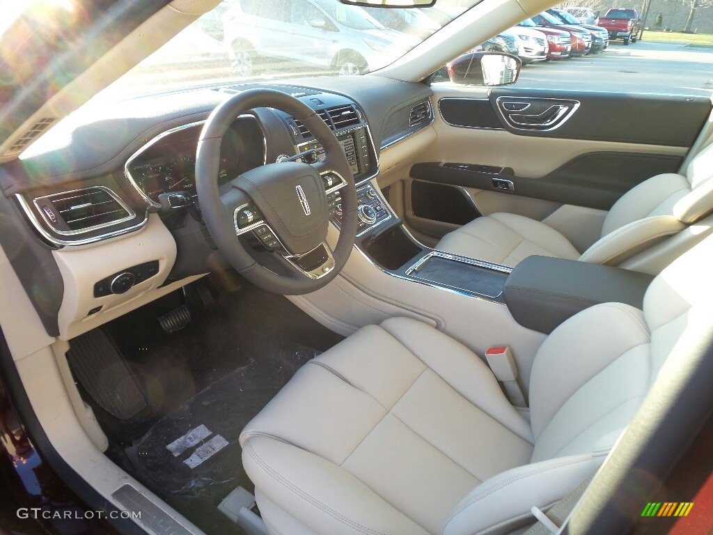 2017 Lincoln Continental Premier Front Seat Photo #118685884