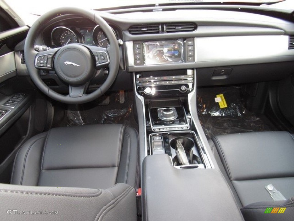 2017 XF 35t Premium - Glacier White / Jet photo #4