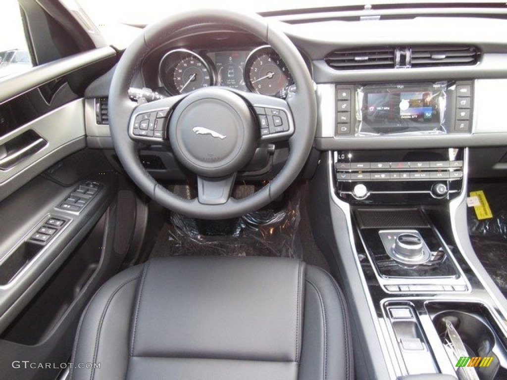 2017 XF 35t Premium - Glacier White / Jet photo #13