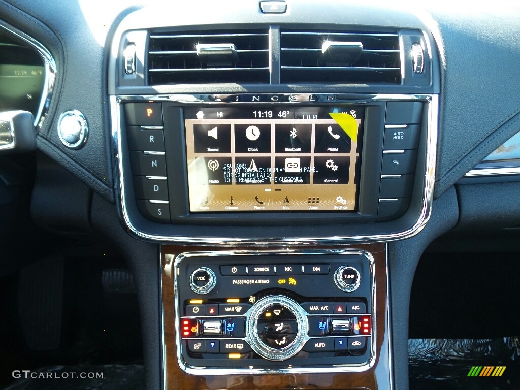 2017 Lincoln Continental Reserve AWD Controls Photo #118702170