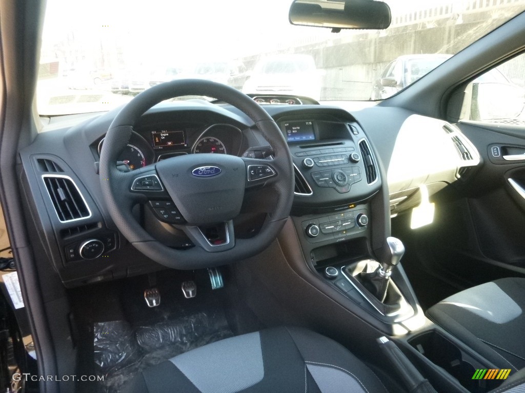Charcoal Black Interior 2017 Ford Focus ST Hatch Photo #118702416