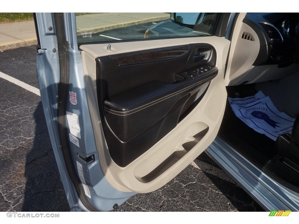 2013 Town & Country Touring - Crystal Blue Pearl / Black/Light Graystone photo #11