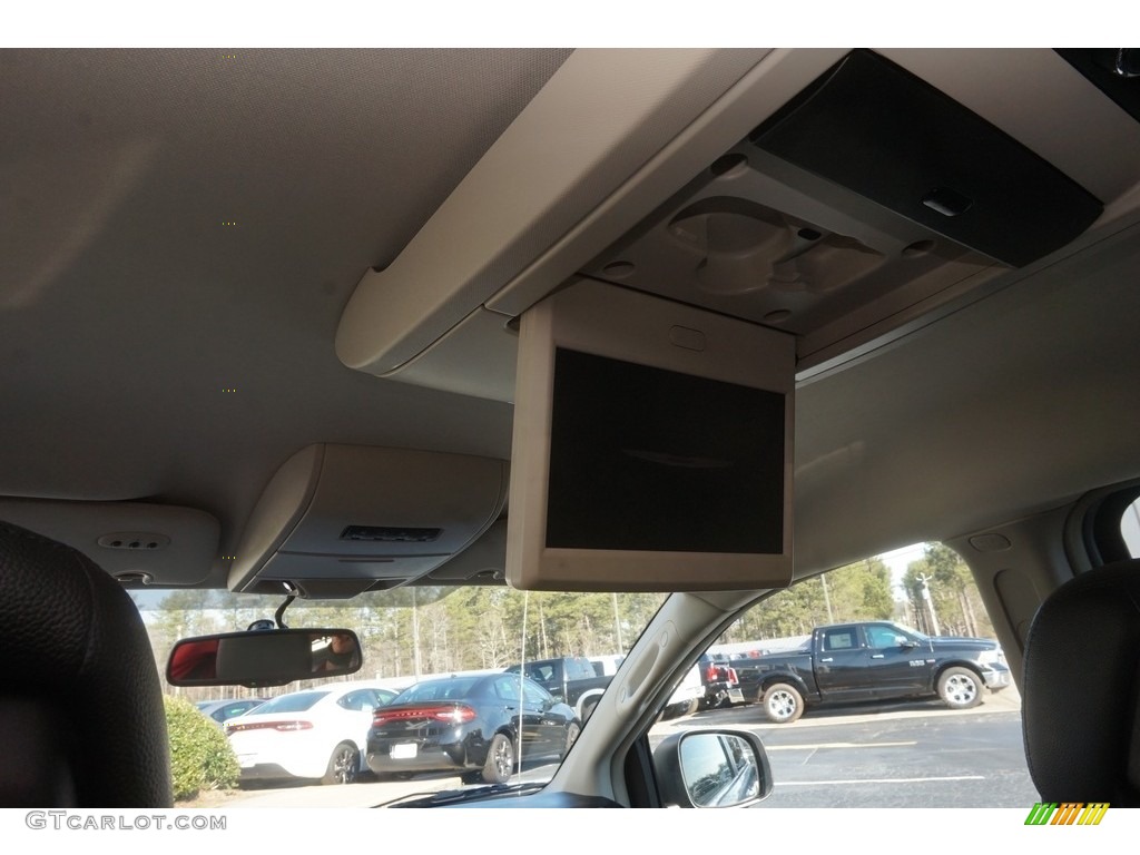 2013 Town & Country Touring - Crystal Blue Pearl / Black/Light Graystone photo #14