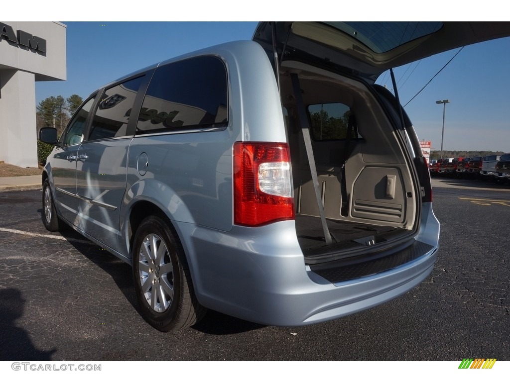 2013 Town & Country Touring - Crystal Blue Pearl / Black/Light Graystone photo #16