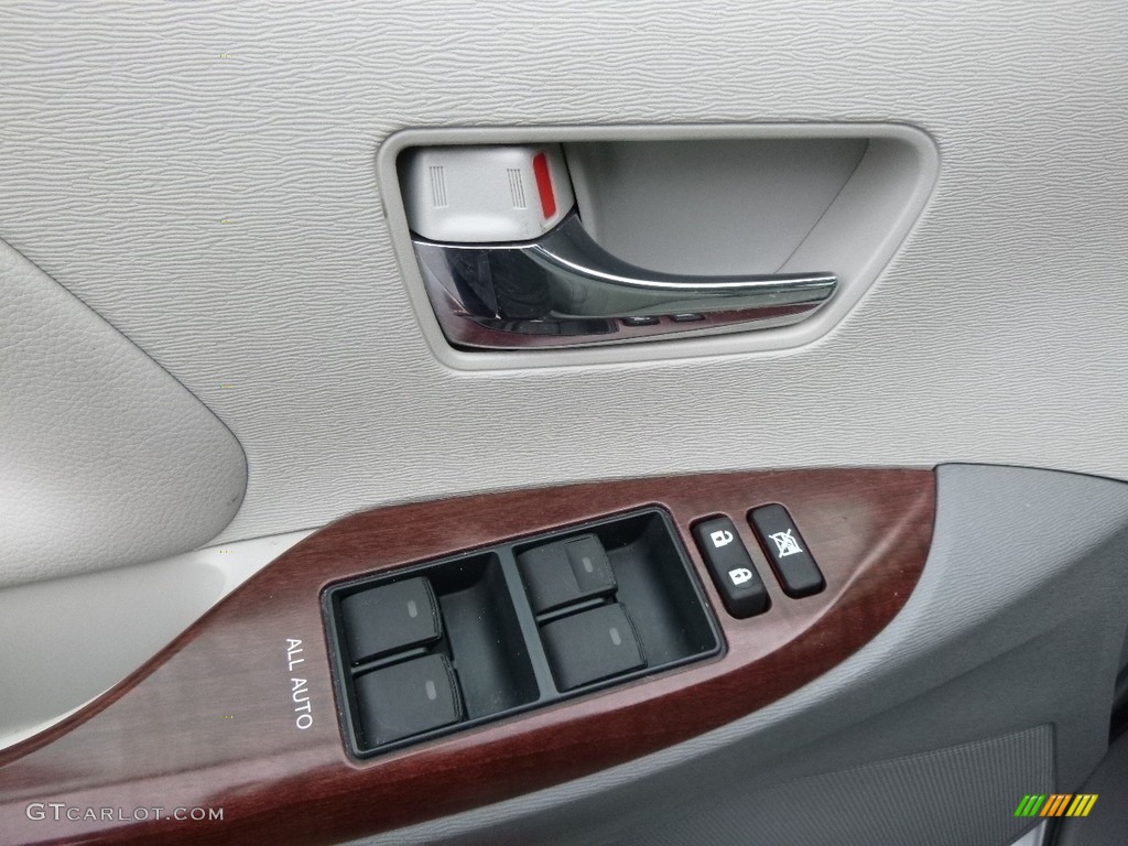 2014 Sienna XLE - Silver Sky Metallic / Light Gray photo #20