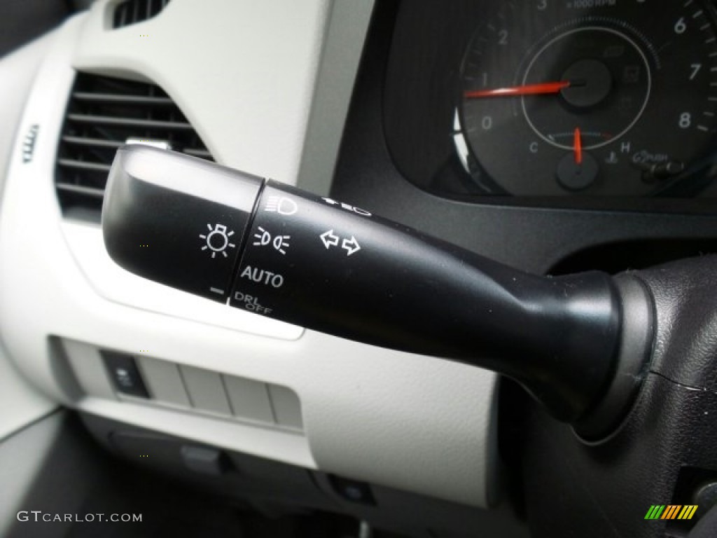 2017 Toyota Sienna LE AWD Controls Photo #118713549