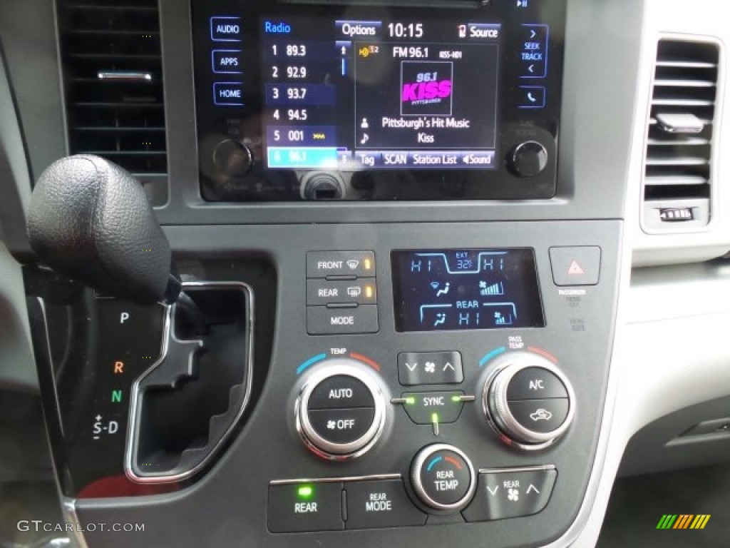 2017 Toyota Sienna LE AWD Controls Photos